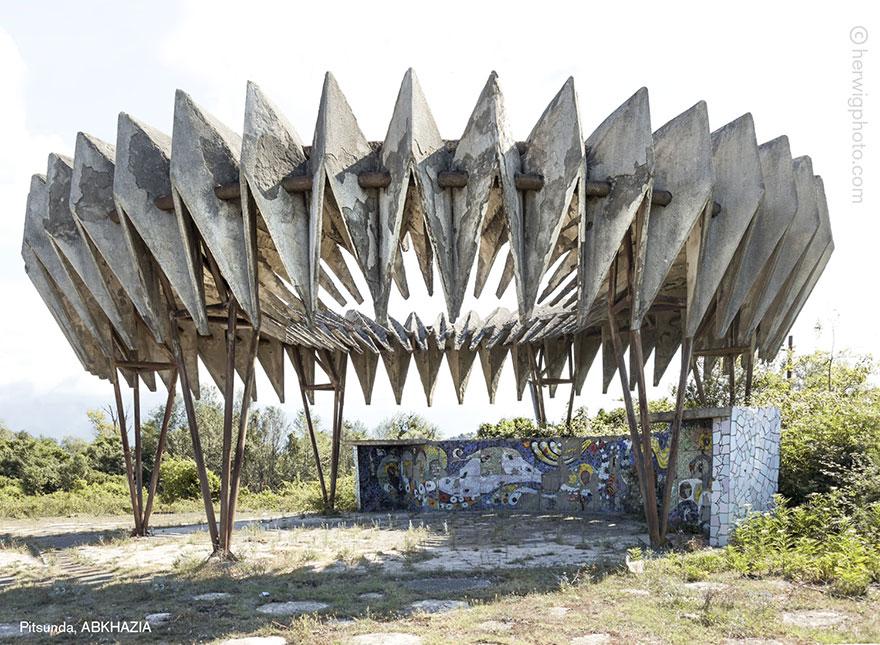 strange-beautiful-bus-stops-soviet-christopher-herwig-28