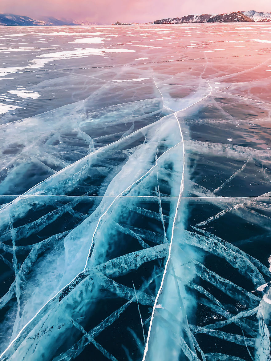 I-Walked-On-Frozen-Baikal-The-Deepest-And-Oldest-Lake-On-Earth-To-Capture-Its-Otherworldly-Beauty-Again-5abcb476d1be9__880