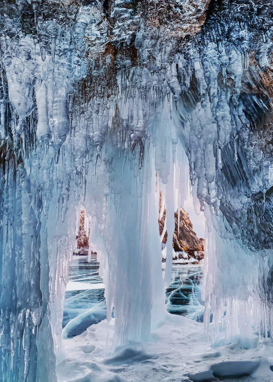 I-Walked-On-Frozen-Baikal-The-Deepest-And-Oldest-Lake-On-Earth-To-Capture-Its-Otherworldly-Beauty-Again-5abcb4cea49b6__880