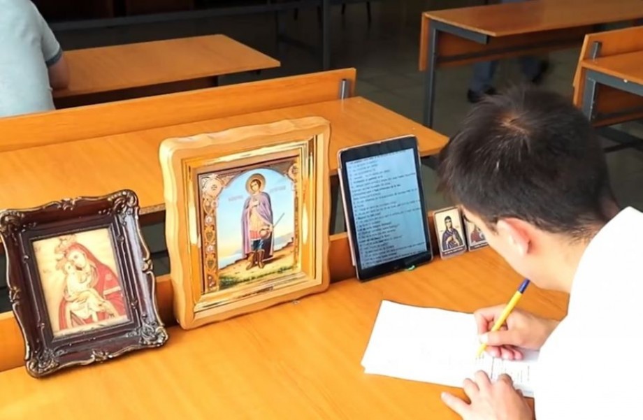 (video) „Fotografiez să pun pe internet, să vezi câte like-uri strânge”. BAC-ul moldovenesc, parodiat de cei de la Zebra Show