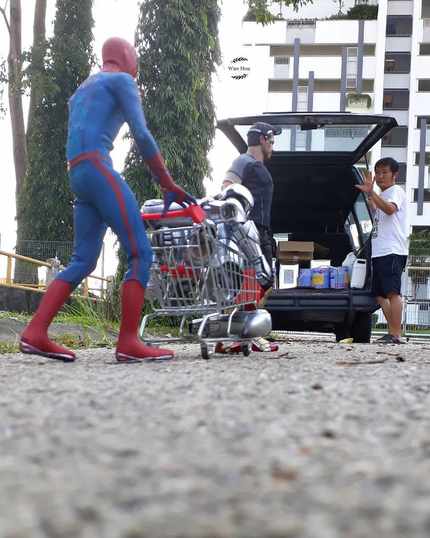 With-just-one-smartphone-man-makes-incredible-pictures-of-him-with-toy-superheroes-using-perspective-5b874fa32febd__880