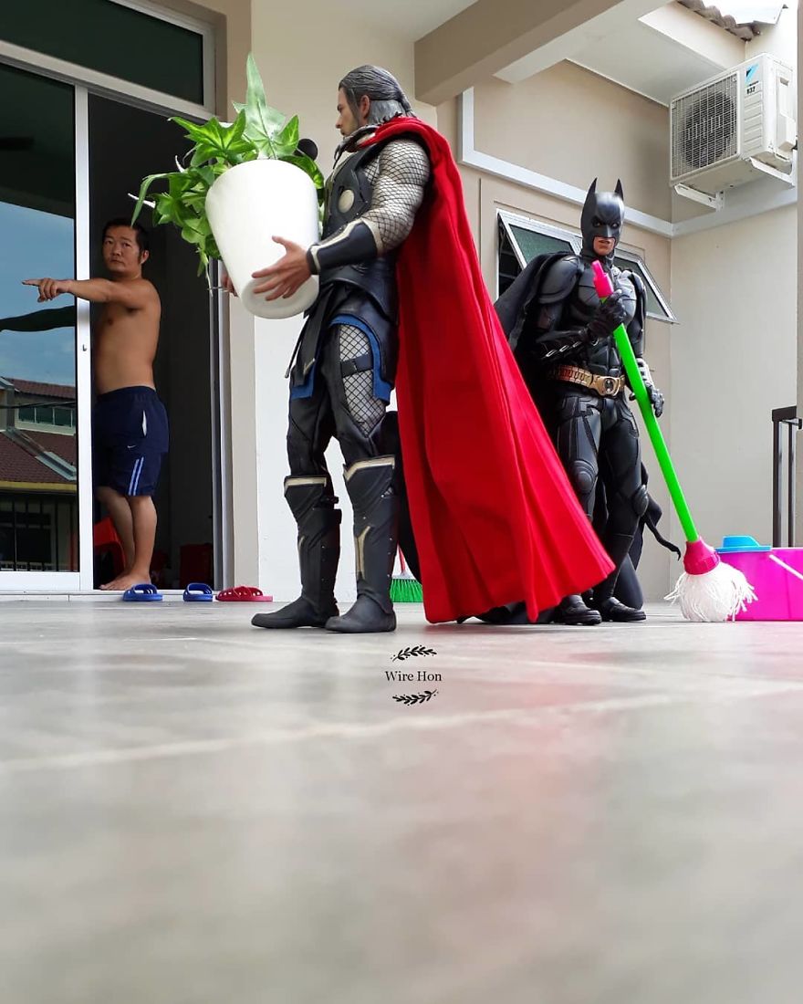 With-just-one-smartphone-man-makes-incredible-pictures-of-him-with-toy-superheroes-using-perspective-5b874fa7093a7__880