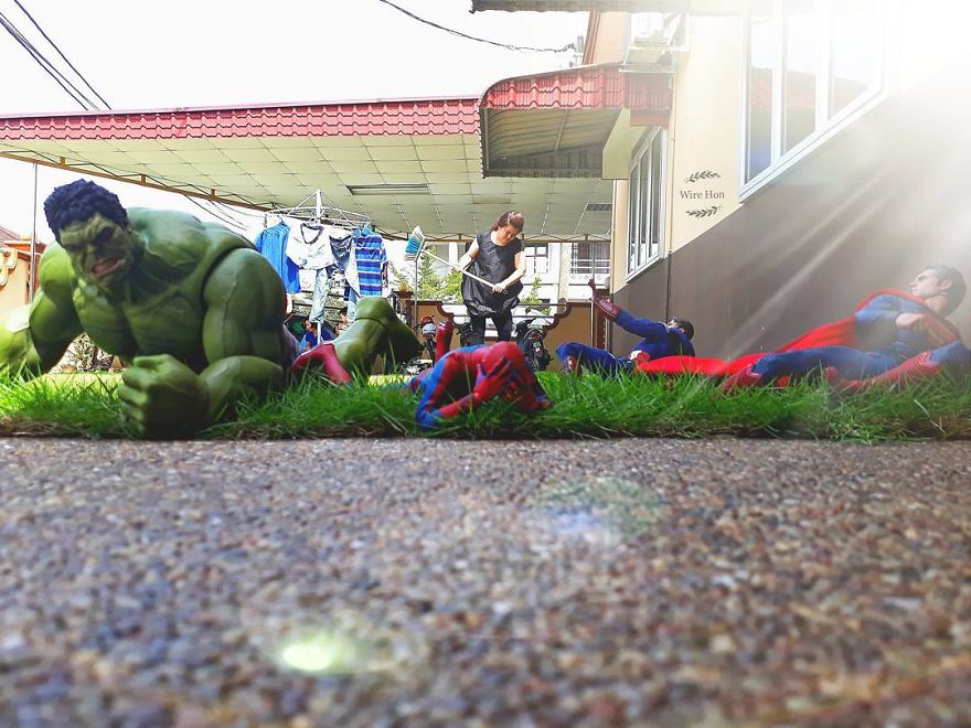 With-just-one-smartphone-man-makes-incredible-pictures-of-him-with-toy-superheroes-using-perspective-5b87a822ac34e__880