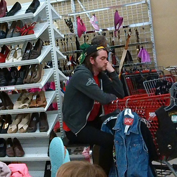 funny-miserable-men-shopping-photos-47-5bff9c38250c6__700