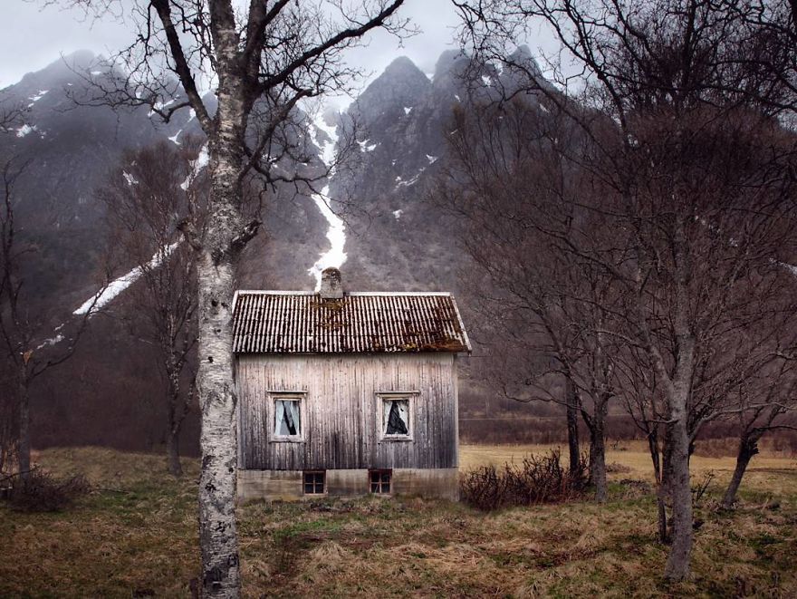 I-moved-to-the-Arctic-to-pursue-my-passion-for-abandoned-houses-5bfe638e3dc16__880
