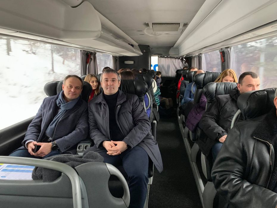cu prietenul în avtobus