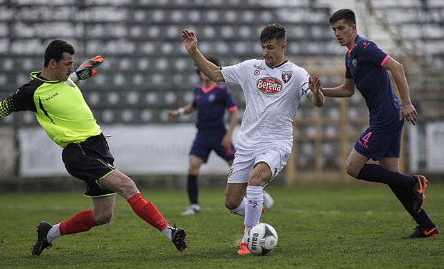 Foto Marco Bucco/LaPresse 11 Marzo 2019 Santa Croce Sull’Arno (PI), Italia sport calcio Torino vs Norchi Dinamoeli Tbilisi - Viareggio Cup 2019 - stadio Masini. Nella foto: Vitalie Damascan contrastato da Giorgi Gabunia Photo Marco Bucco/LaPresse March 11, 2019 Santa Croce Sull’Arno (PI), Italy sport Soccer Torino vs Norchi Dinamoeli Tbilisi - Viareggio Cup 2019 - Masini stadium. In the pic: Vitalie Damascan fight for the ball with Giorgi Gabunia