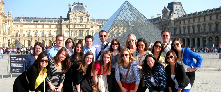 European-Economic-Issues-students-at-the-Louvre-Paris_1