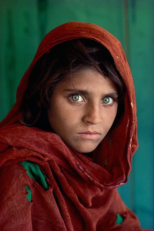 Faimosul potret, de pe coperta National Geographic, făcut unei fetițe din orașul Peshawar, Pakistan.