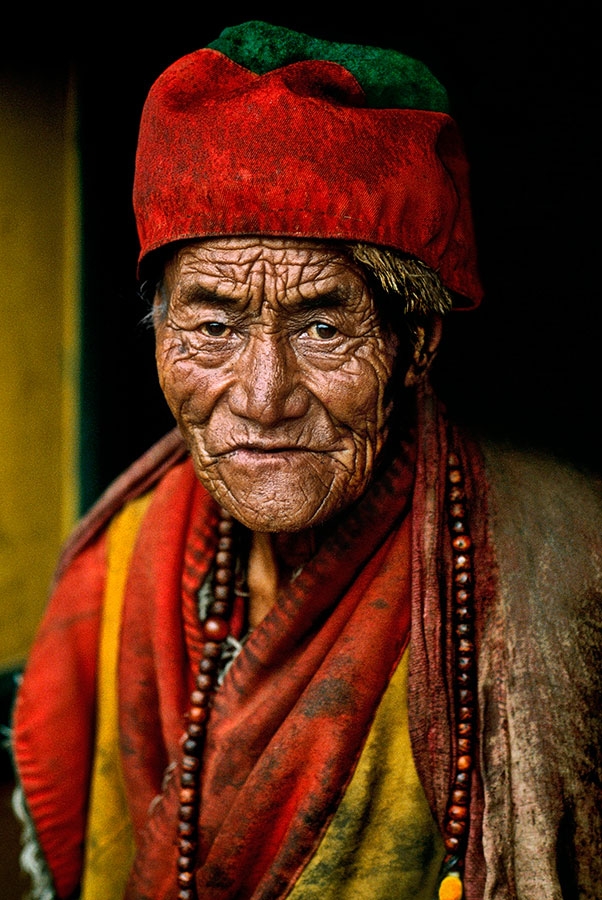 Un călugăr fotografiat în Lhasa, din Tibet.