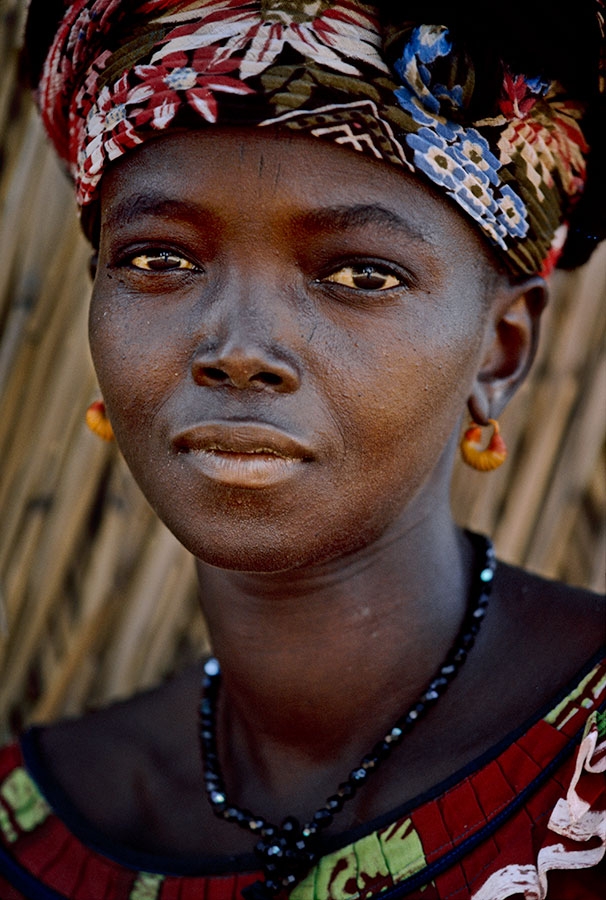 O femeie fotografiată în Mali, Africa de vest.