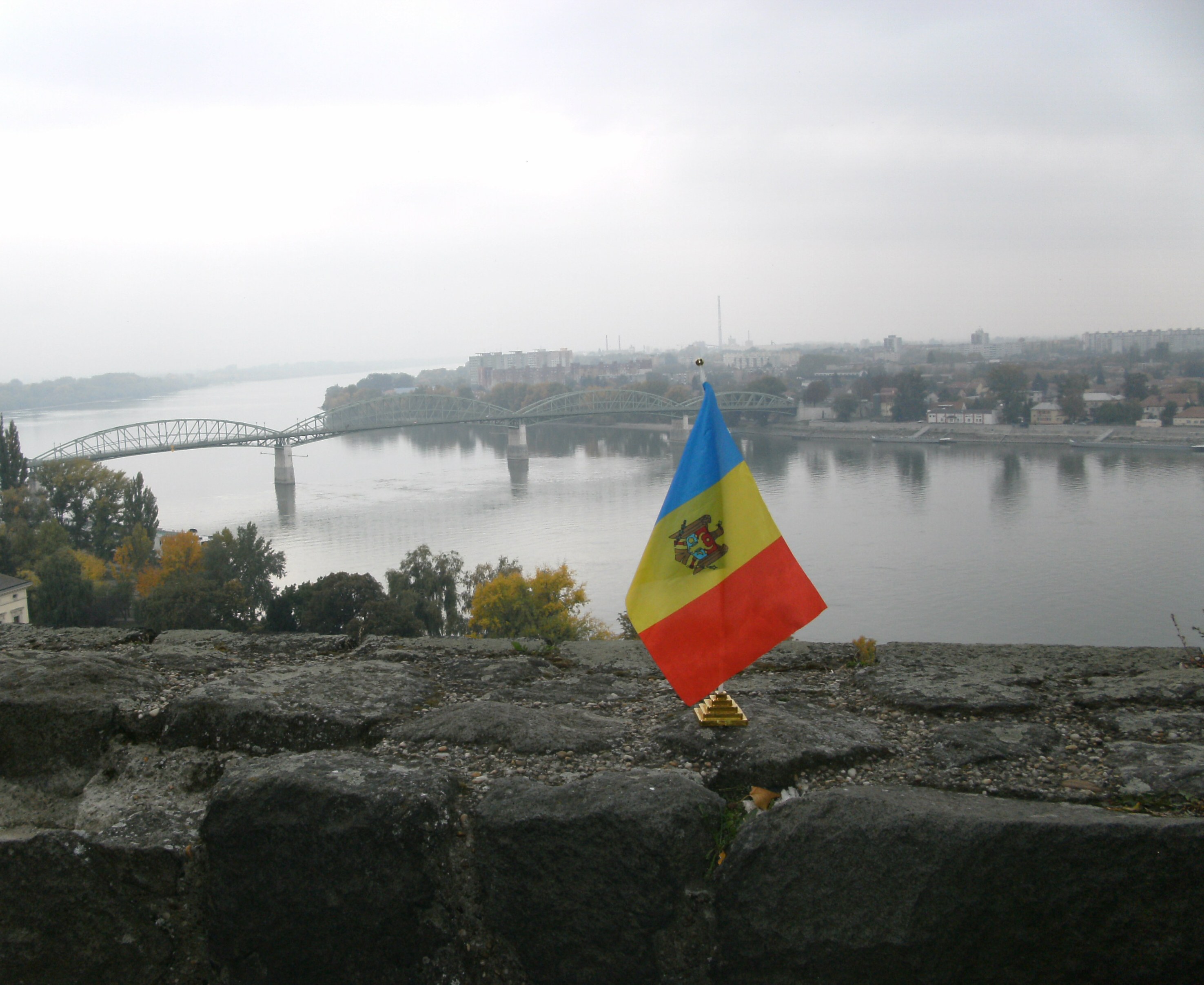 „Flagul MD Călător” pe malul Dunării în Esztergom, fosta capitală a Ungariei. Foto: MIdrigan Adriana