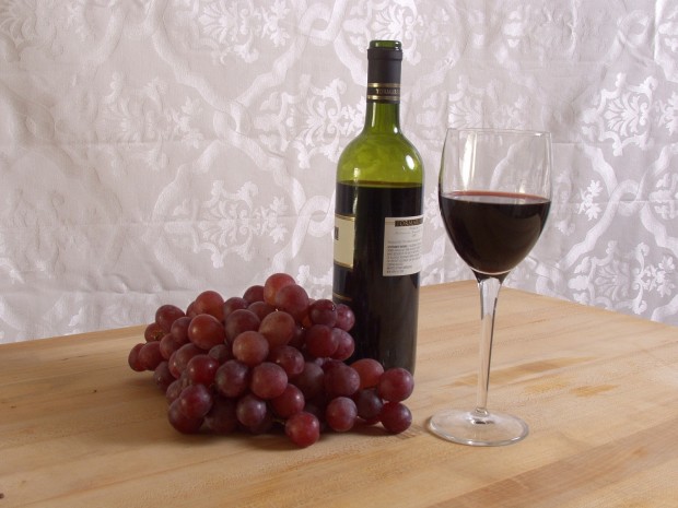 redwinegrapesglass