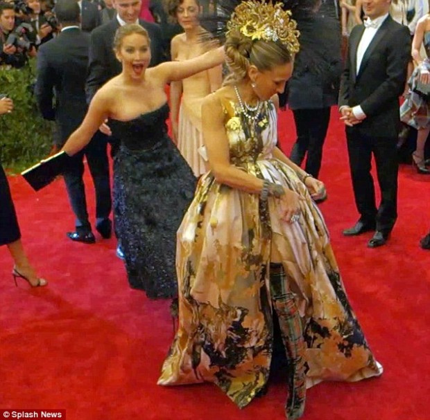 Actrița Jennifer Lawrence a hotărât să se alăture colegei de breaslă Sarah Jessica Parker, fără ca aceasta să observe la unul din cele mai mari evenimente mondene Met Museum Gala din New York. PC: Splash News