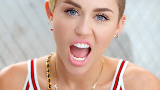 Miley-Cyrus-Is-Singing-to-Who1