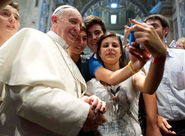 Papa-Francisc-I-într-un-selfie-cu-adolescenţi