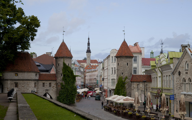 Puerta_de_Viru,_Tallinn,_Estonia,_2012-08-05,_DD_08