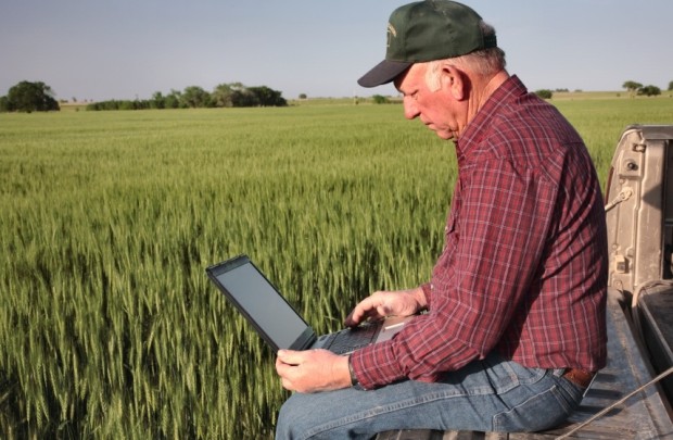 farmer-on-computer1