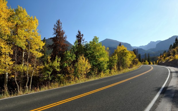 sky-mountain-autumn-trees-road-wallpapers_40147_2560x1600