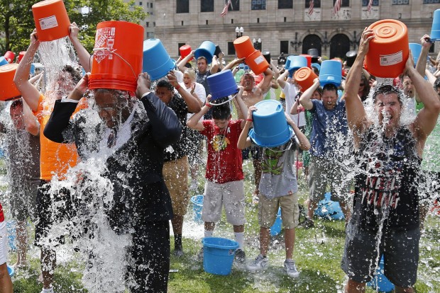 Cea mai aiurea parte a Ice Bucket Challenge sunt oamenii care o critică