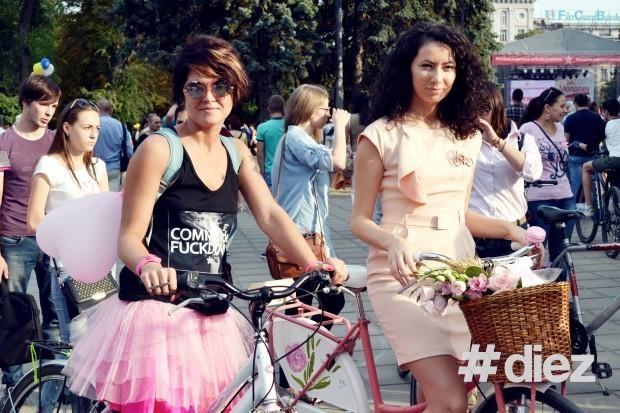 (foto) Fete pe Biciclete, în scop nobil, au purtat ținute roz și biciclete decorate