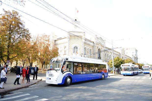 (foto) Pe străzile Chișinăului a început să circule un troleibuz nou