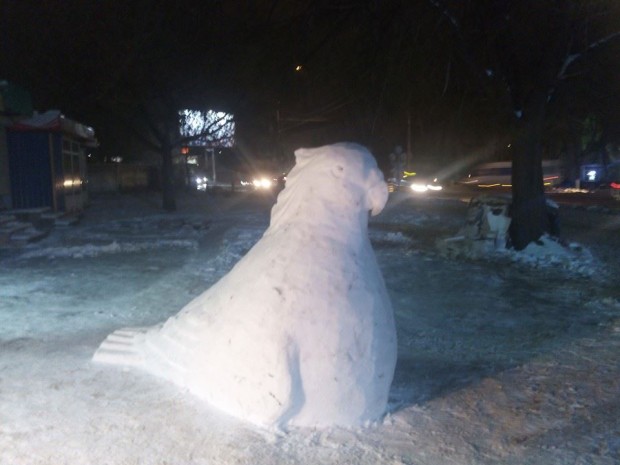 Sculptură din zăpadă pe una din străzile Chișinăului