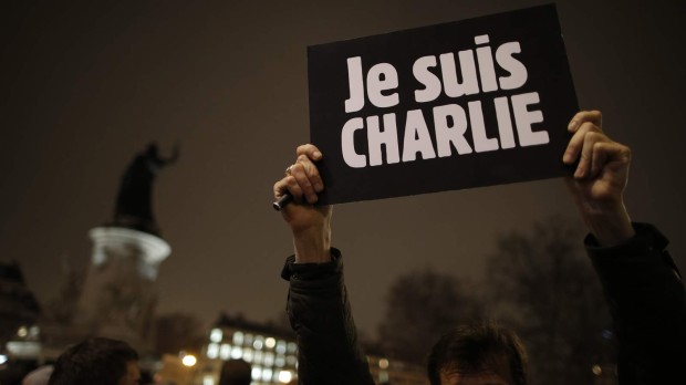 A man holds a placard which reads „I am Charlie” to pay tribute during a gathering at the Place de la Republique in Paris