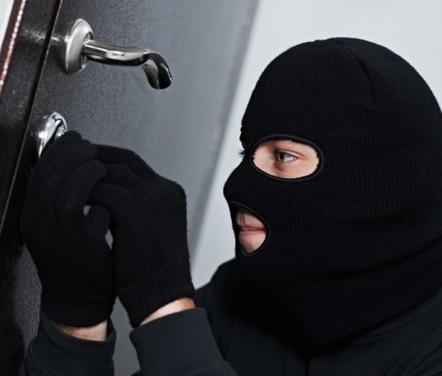 bigstock-Thief-Burglar-force-lock-metal-41135824-e1422866033666-1024×871