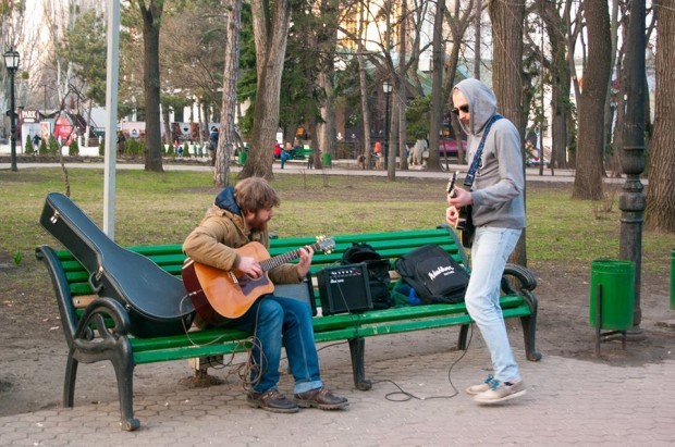 Playlist de vacanță de la Humans of Chișinău – Fiți mai aproape unii de alții