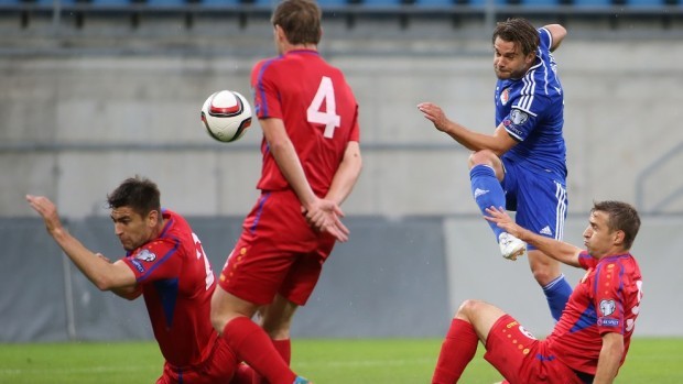 Andreas Christen (Liechtenstein) șutând periculos PC: Michele Limina/AFP/Getty Images via UEFA.com