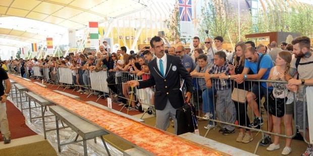 Italy-Mile-Long-Pizza_Fran-L-940×470