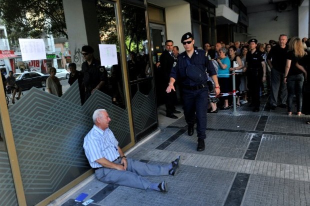 afp-australian-heads-to-greece-to-help-crying-pensioner-in-photo