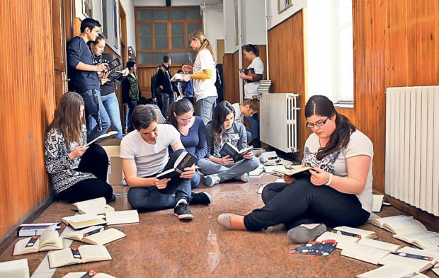 (foto) Cât de des merg tinerii din Moldova la bibliotecă în perioada estivală
