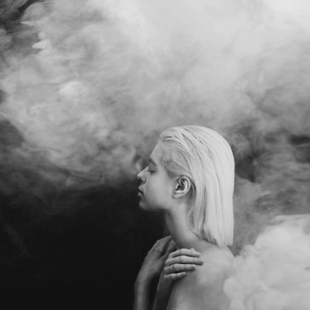 Using-smoke-bombs-to-create-powerful-portraits10__880