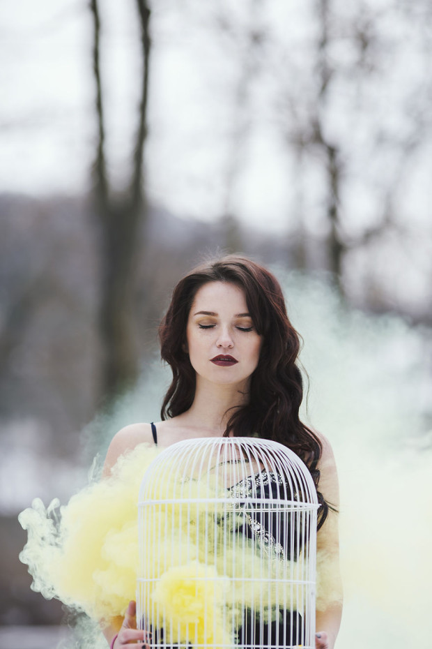 Using-smoke-bombs-to-create-powerful-portraits11__880