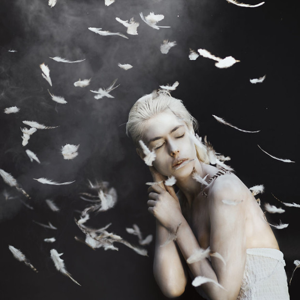 Using-smoke-bombs-to-create-powerful-portraits3__880