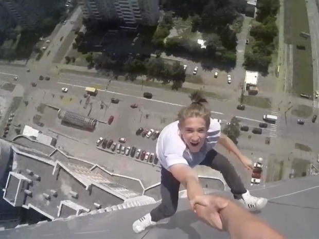 this-is-nuts-watch-russian-adrenaline-junkies-perform-daring-tricks-atop-a-40-story-building