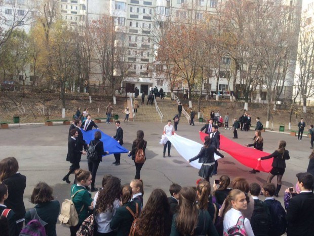 (foto) Elevii liceului „Ion Creangă” din Chișinău au purtat drapelul Franței în semn de solidaritate