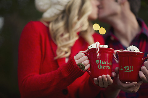 cute-couple-christmas-pictures-29s59cxt
