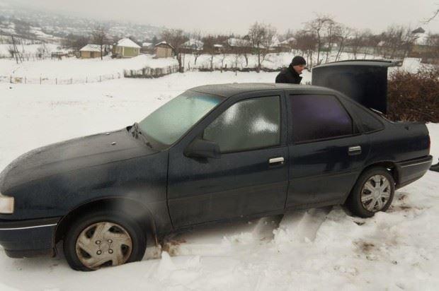 (foto) Trei tineri de 20 de ani, reținuți pentru furt de bunuri din automobile