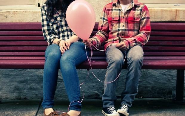 13388-young-couple-with-a-balloon-1920×1200-photography-wallpaper