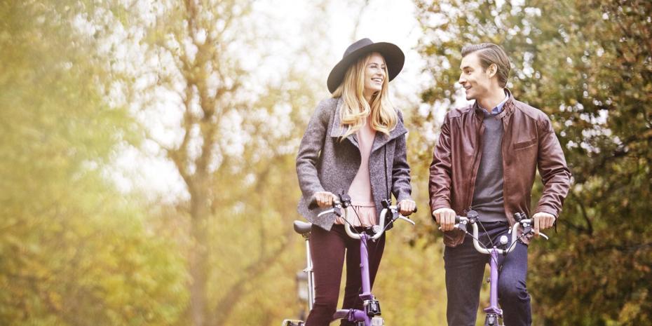 45L-Couple-on-Brompton-bikes-Hyde-Park-High-res