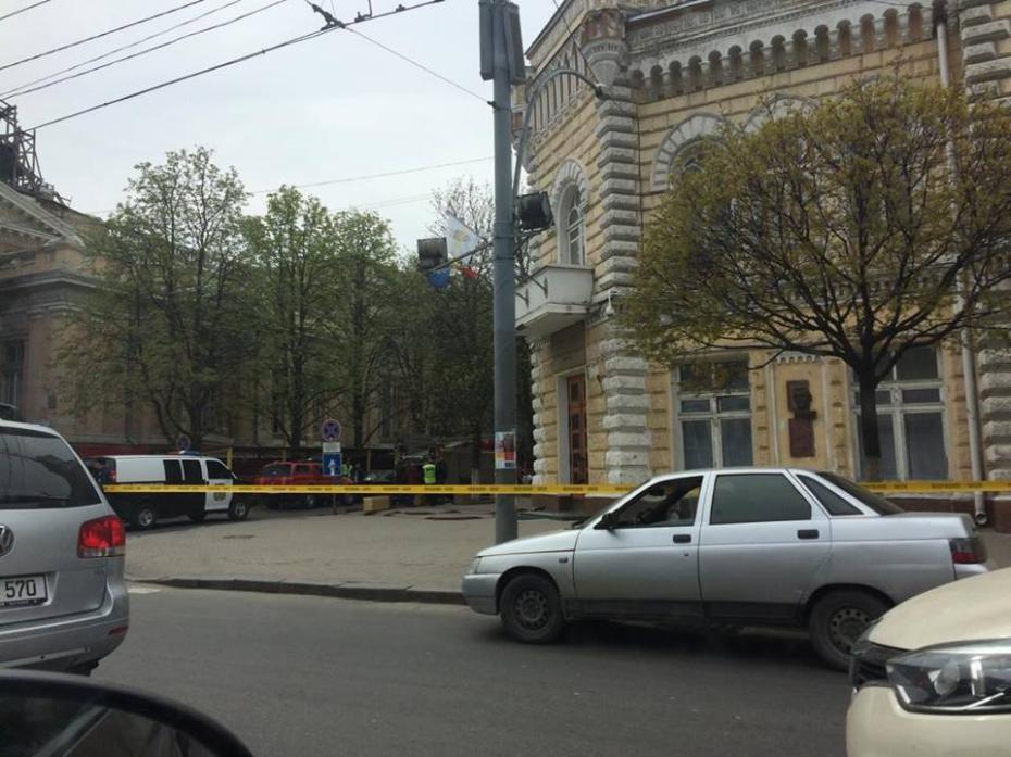 (foto) Alertă cu bombă la Primăria Capitalei. Funcționarii au fost evacuați