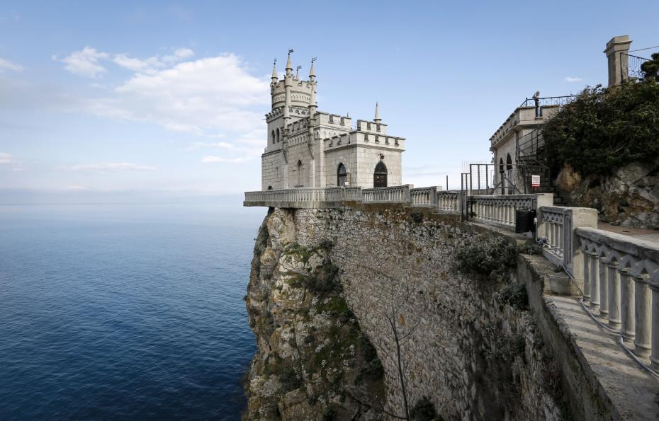 ukraine-blasts-russian-tourism-crimea-video