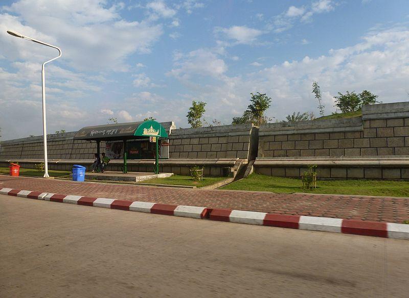 800px-Naypyidaw_--_Bus_stop