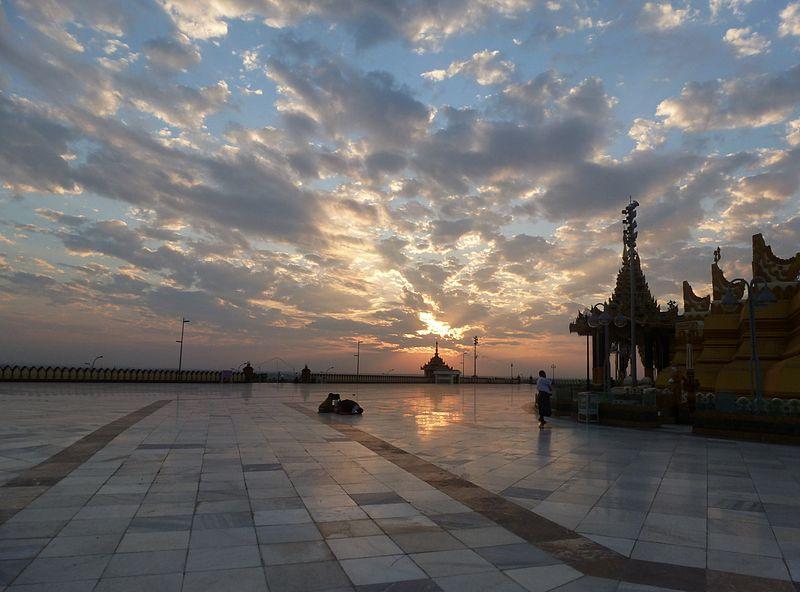 800px-Naypyidaw_--_Uppatasanti_Pagoda_Plaza_at_sunset