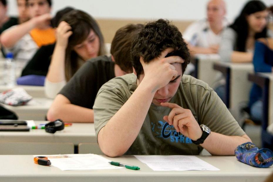 Hora-estudiando-horas-delante-pantalla_317978417_17678377_1537x1024