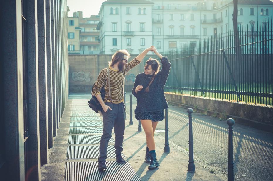 cute-hipster-couple-walking