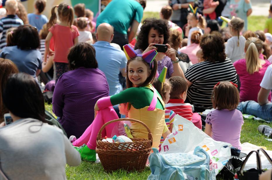 fetita-zurli-la-picnic